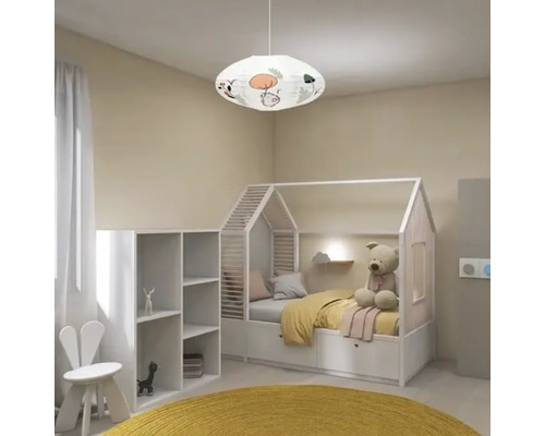 Cameră de copii cu pat tip căsuță, raft, scaun, covor și plafonieră