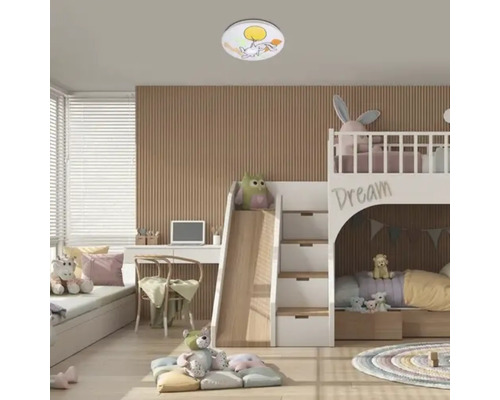 Cameră pentru copii cu pat supraetajat, birou și plafonieră cu motiv cu animale