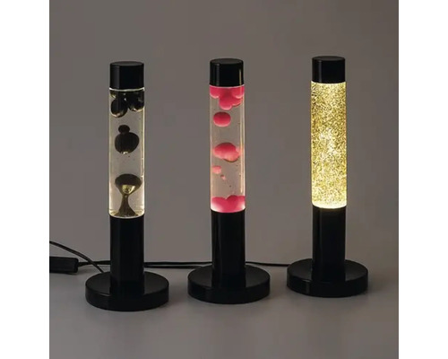 Trei lămpi de lavă cu umpluturi diferite pe o masă.