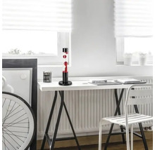 Lampă de lavă pe un birou într-o cameră.