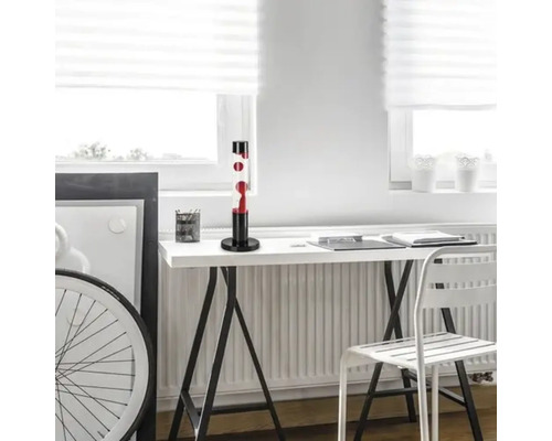 Lampă de lavă pe un birou într-o cameră.