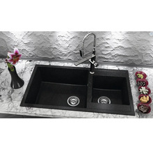 Chiuvetă din granit negru cu picurător și robinet pe un blat