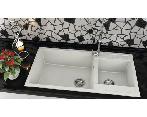 Chiuvetă cu două cuve, robinet și elemente decorative pe un blat de lucru