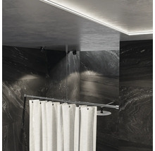 Baie cu perdea de duș, cap de duș și spoturi de tavan