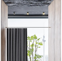 Interior cu perdea, plantă de interior și vedere la un turn de televiziune