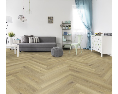 Cameră de zi luminoasă cu podea cu model herringbone, canapea și decorațiuni