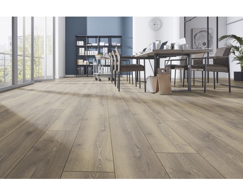 Birou luminos cu podea laminată cu aspect de lemn, masă și rafturi