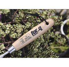 Logo for_q pe une unealtă de grădinărit cu mâner din lemn și sigiliu FSC