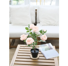 Trandafir artificial decorativ în ghiveci pe o masă de lemn