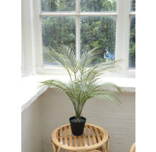 Palmier areca artificial în ghiveci pe o masă de ratan în fața unei ferestre