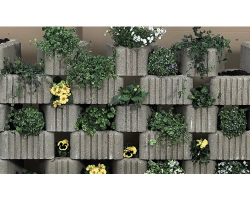 Ghivece de plante stivuite, plantate cu diverse plante.