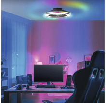 O cameră cu o masă de computer și un ventilator de tavan cu iluminare