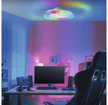Tavan cu ventilator de tavan și iluminare cu LED într-o cameră.