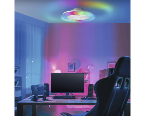 Tavan cu ventilator de tavan și iluminare cu LED într-o cameră.