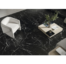 Pardoseală cu gresie neagră cu model de marmură într-un living mobilat modern.