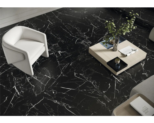 Pardoseală cu gresie neagră cu model de marmură într-un living mobilat modern.