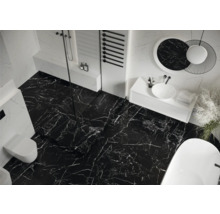 Baie modernă cu duș, chiuvetă, oglindă și cadă pe o podea cu aspect de marmură.