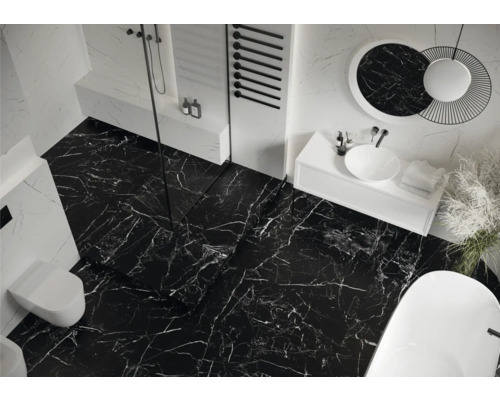 Baie modernă cu duș, chiuvetă, oglindă și cadă pe o podea cu aspect de marmură.