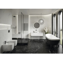 Baie modernă cu cadă independentă, lavoar, toaletă, bideu și gresie de marmură