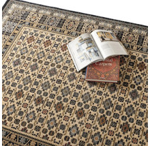 Covor cu model floral și margine, cu cărți pe el