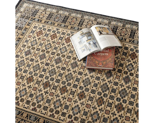 Covor cu model cu două cărți deasupra.