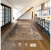 Covor persan într-un living luminos cu scară și bucătărie deschisă