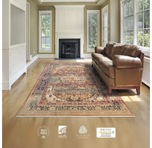 Cameră de zi cu covor cu model, canapea și șemineu