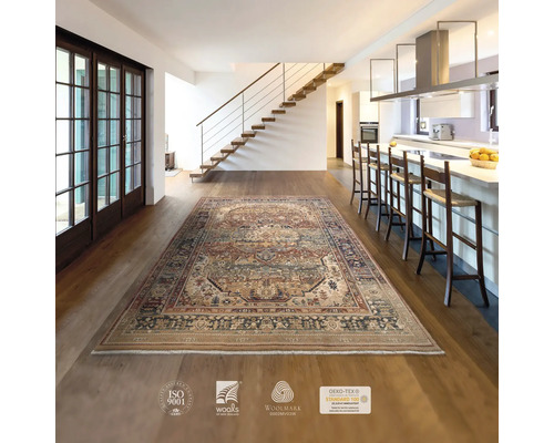 Covor persan în sufragerie luminoasă cu scări și chicinetă