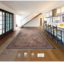 Living cu covor cu model floral, scară, bucătărie și sigiliul ISO 9001