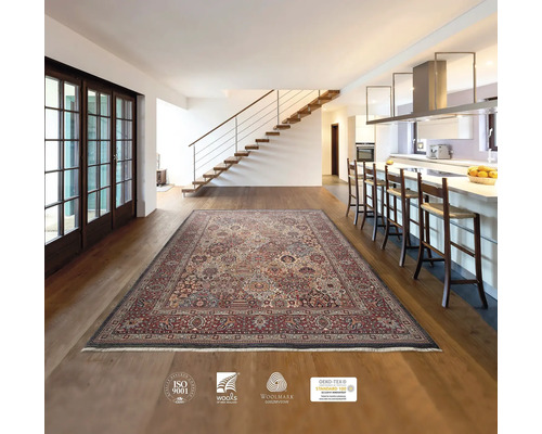 Living cu covor cu model floral, scară, bucătărie și sigiliul ISO 9001