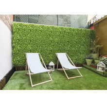 Grădină cu gazon artificial, paravan de confidențialitate și două șezlonguri