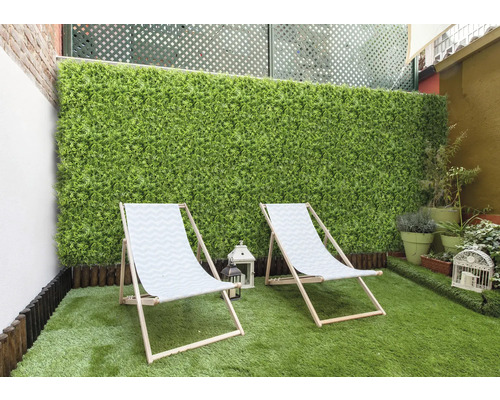 Grădină cu gazon artificial, paravan de confidențialitate și două șezlonguri