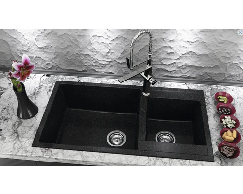 Chiuvetă neagră cu zonă de scurgere și robinet pe blat de marmură