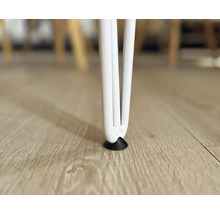 Prim-plan cu picior de masă alb cu protecție pentru podea pe o podea de lemn.