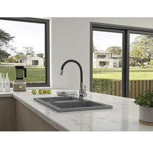 Scenă de bucătărie cu chiuvetă, robinet, aparate de bucătărie și vedere spre exterior