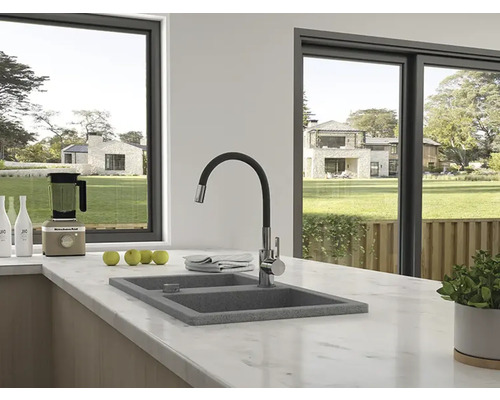 Scenă de bucătărie cu chiuvetă, robinet, aparate de bucătărie și vedere spre exterior