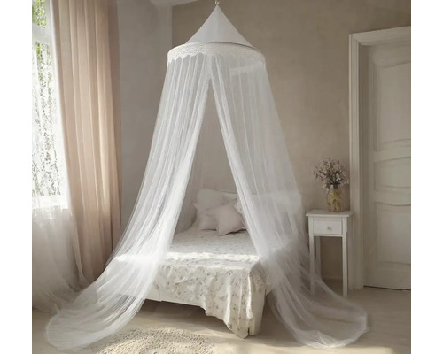 Dormitor cu pat și baldachin contra țânțarilor