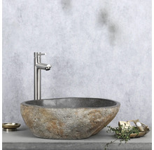 Chiuvetă din piatră naturală cu robinet pe raft cu săpunieră și decorațiuni