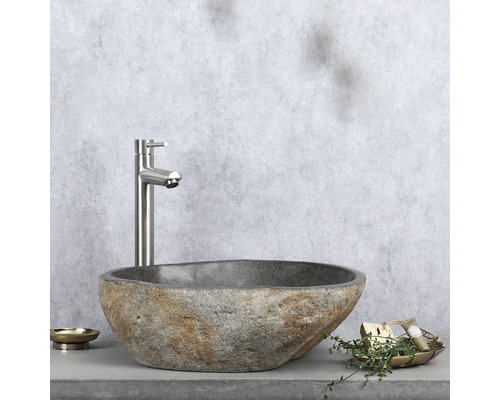 Chiuvetă din piatră naturală cu robinet pe raft cu săpunieră și decorațiuni