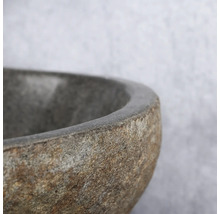 Prim-plan al unei chiuvete din piatră