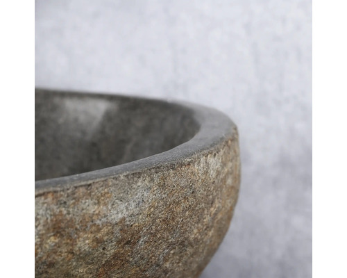 Prim-plan al unei chiuvete din piatră