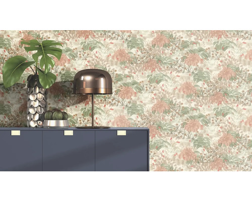 Cameră decorativă cu tapet cu model, comodă, lampă și plante