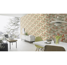 Cameră de zi cu tapet cu model, masă de sufragerie și scaune.