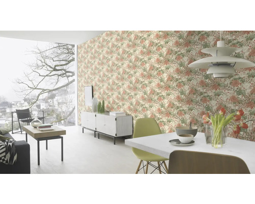 Cameră de zi cu tapet cu model, masă de sufragerie și scaune.