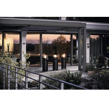 Trei încălzitoare de terasă pe gaz Enders pe o terasă în fața unei case moderne