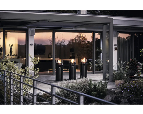 Trei încălzitoare de terasă pe gaz Enders pe o terasă în fața unei case moderne