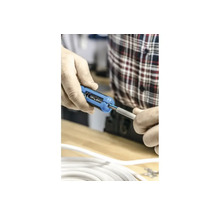 Persoană cu clește de dezizolat pe cablu electric.