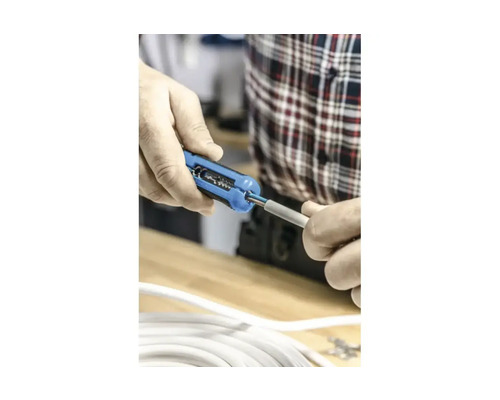 Persoană cu clește de dezizolat pe cablu electric.