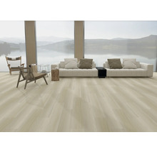 Living luminos cu podea din lemn, canapea și vedere la lac