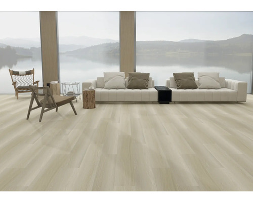 Living luminos cu podea din lemn, canapea și vedere la lac